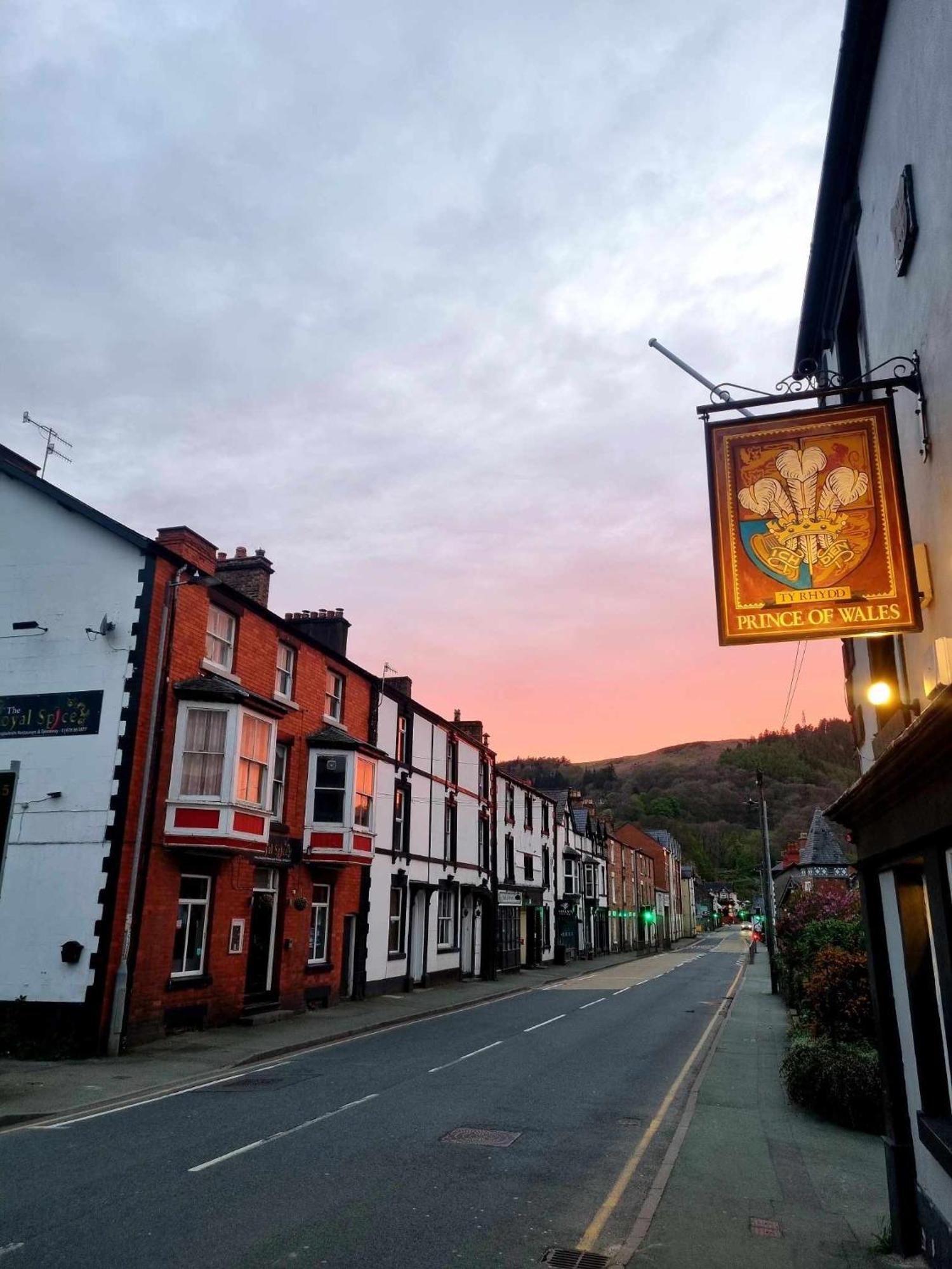 Prince Of Wales Pub And Accommodation Llangollen Extérieur photo
